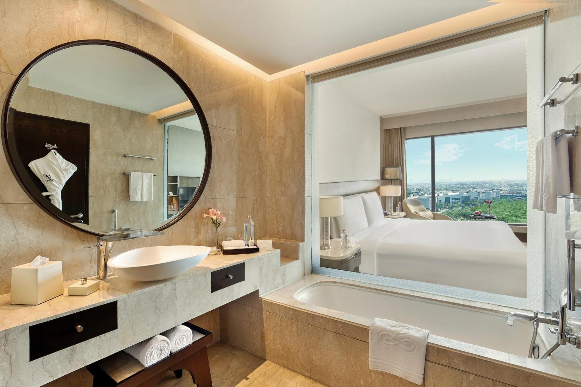 The Leela Ambience Convention Hotel Delhi Yeni Delhi Dış mekan fotoğraf