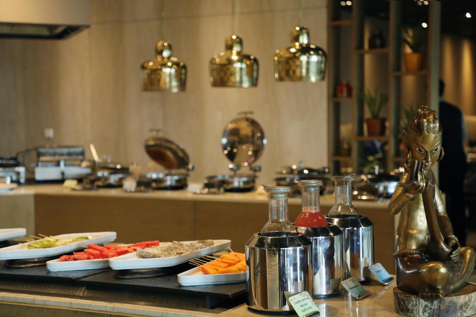The Leela Ambience Convention Hotel Delhi Yeni Delhi Dış mekan fotoğraf A buffet at a hotel