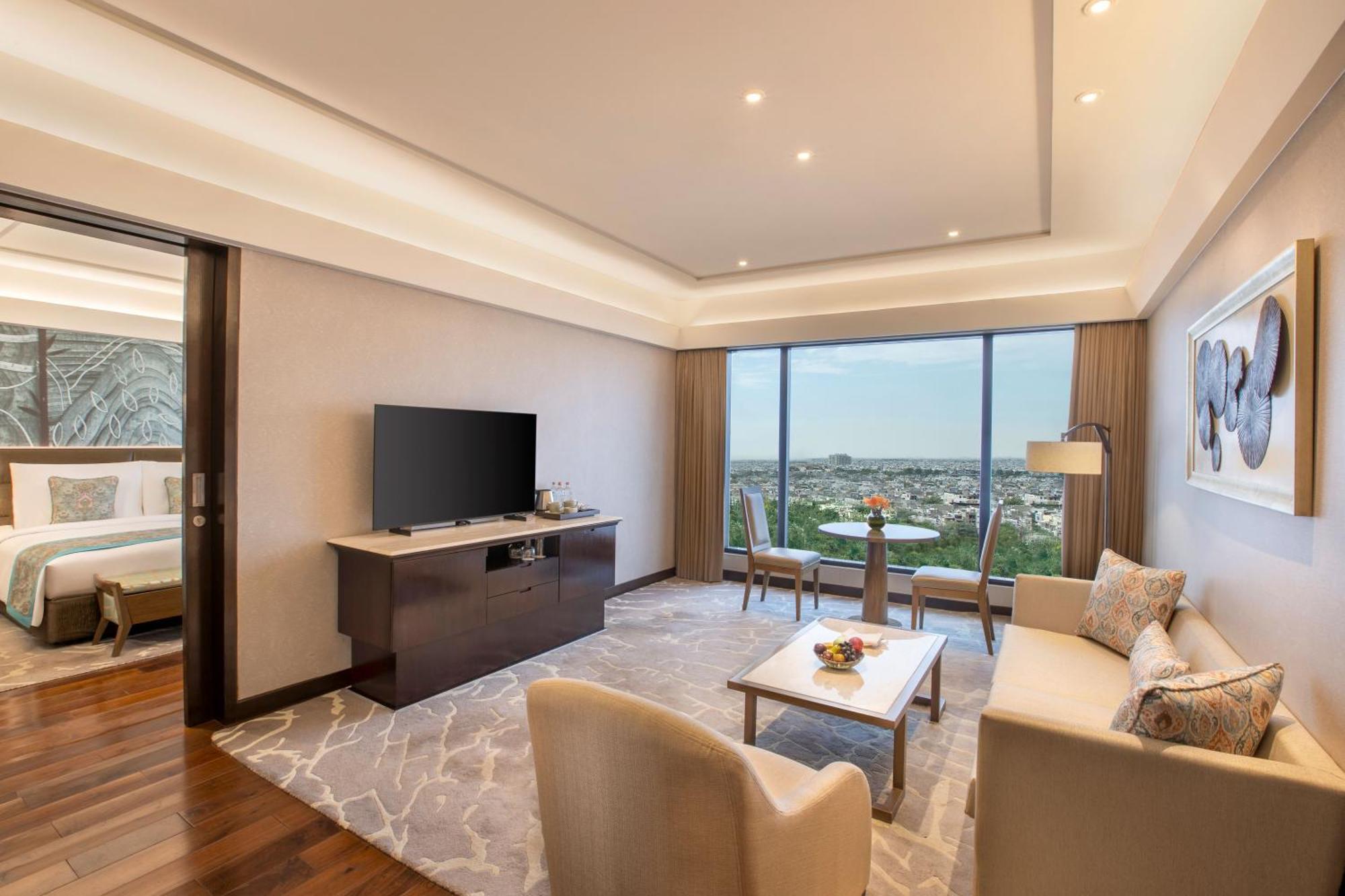 The Leela Ambience Convention Hotel Delhi Yeni Delhi Dış mekan fotoğraf