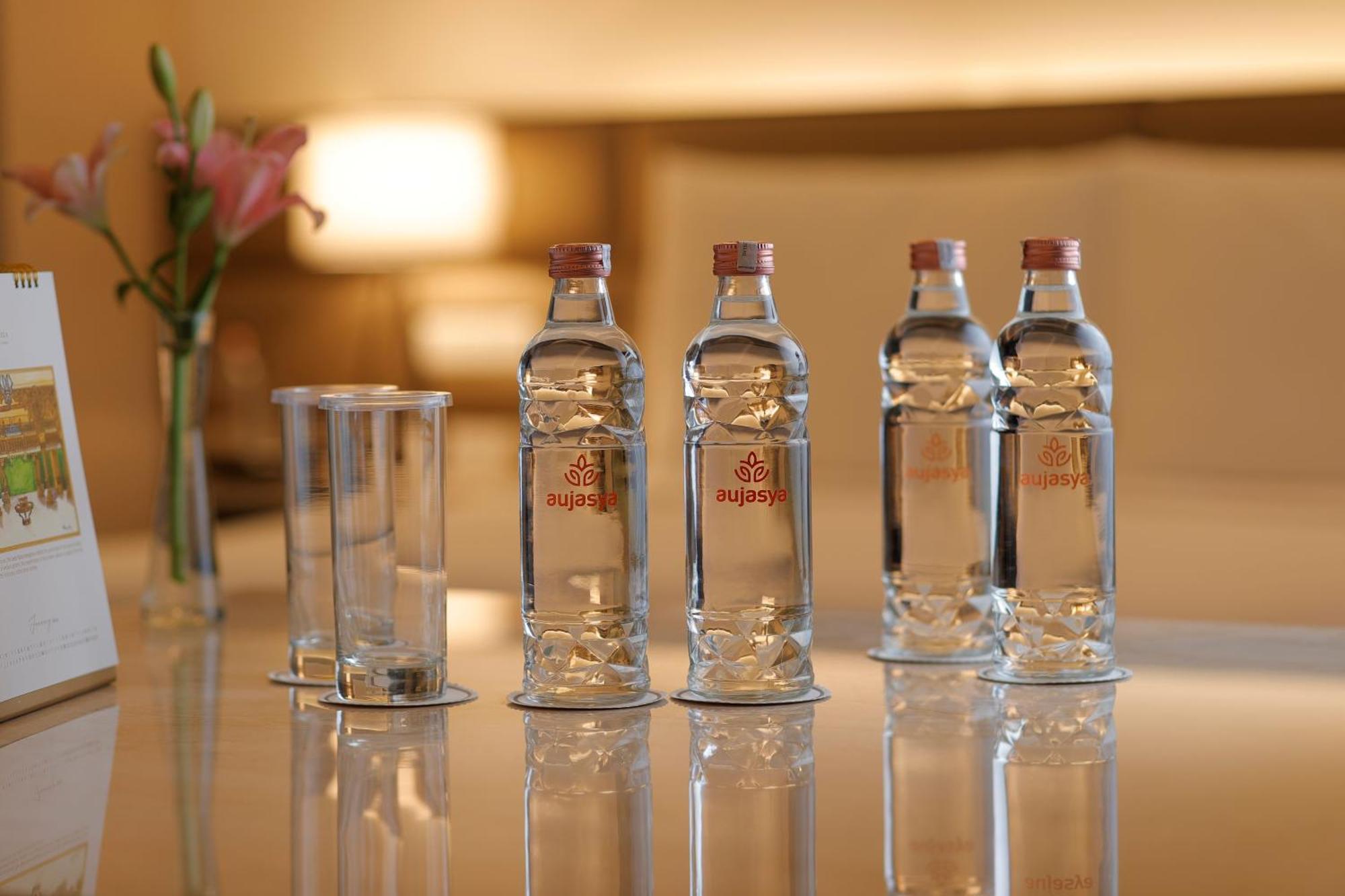 The Leela Ambience Convention Hotel Delhi Yeni Delhi Dış mekan fotoğraf Bottled water