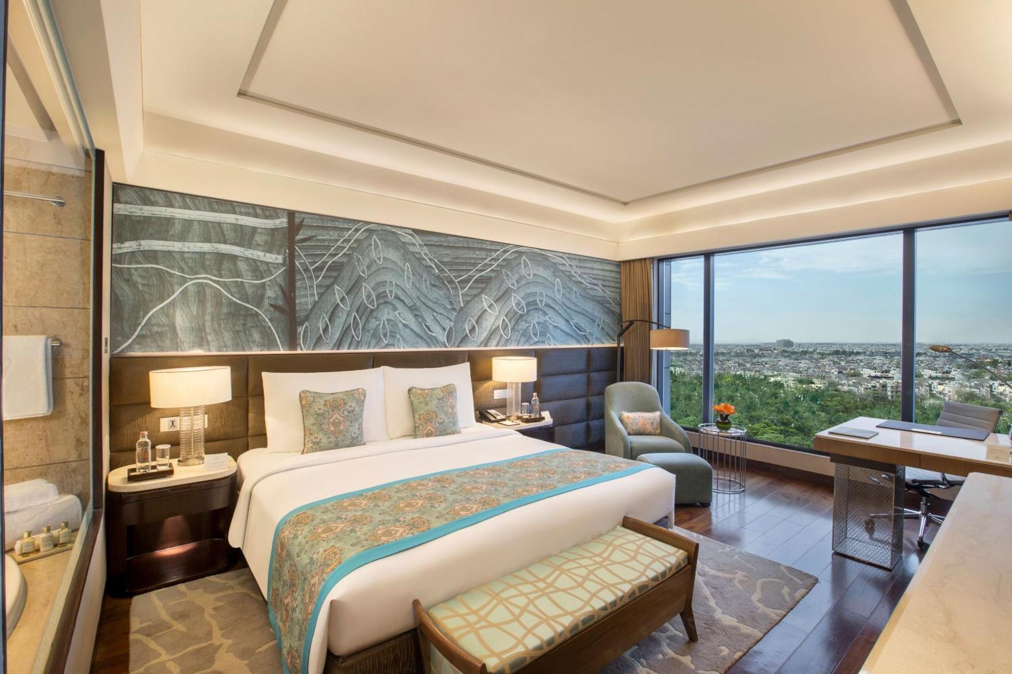 The Leela Ambience Convention Hotel Delhi Yeni Delhi Dış mekan fotoğraf A room at the Taj Mahal Palace