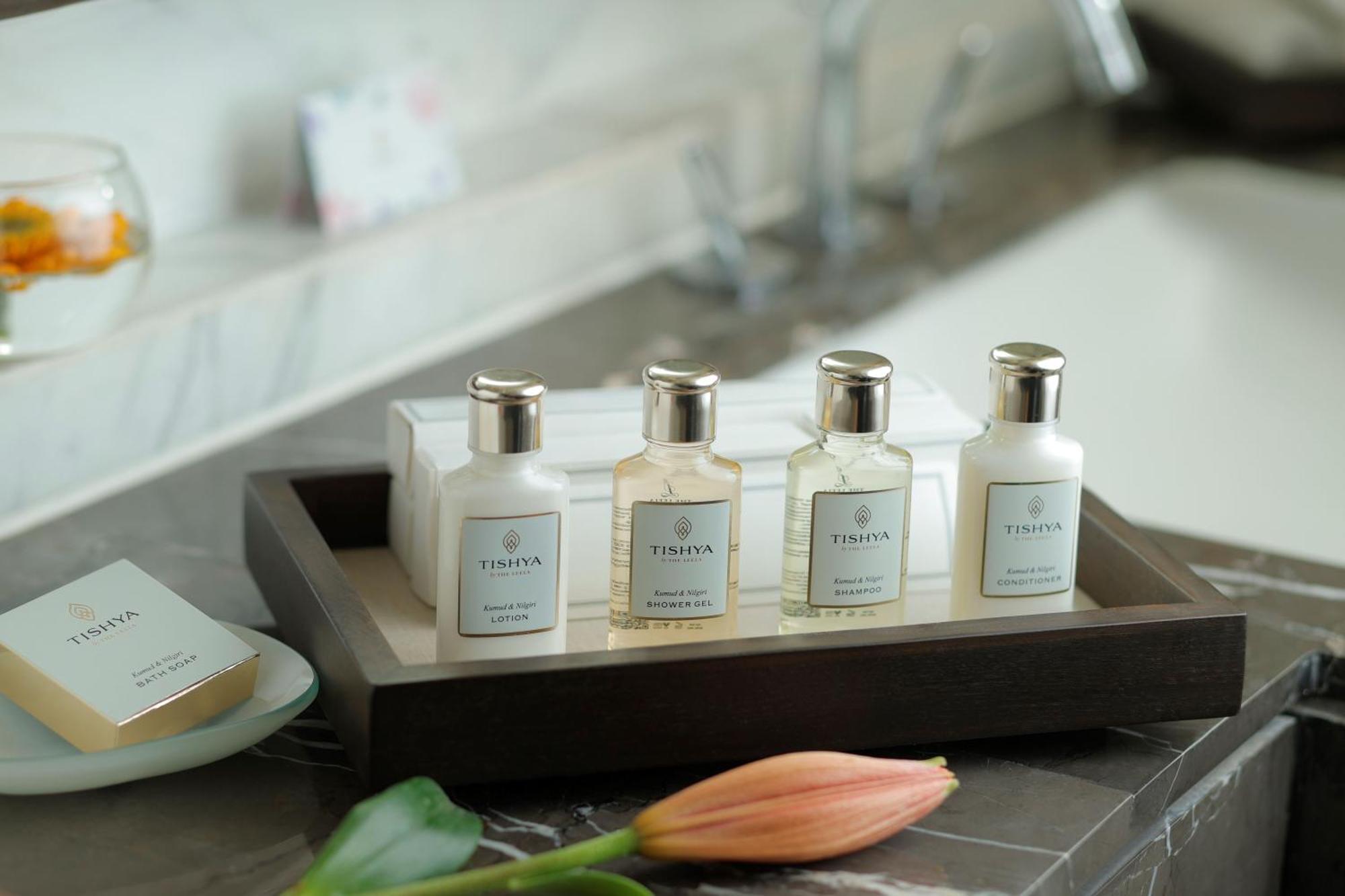 The Leela Ambience Convention Hotel Delhi Yeni Delhi Dış mekan fotoğraf A selection of toiletries by ESPA