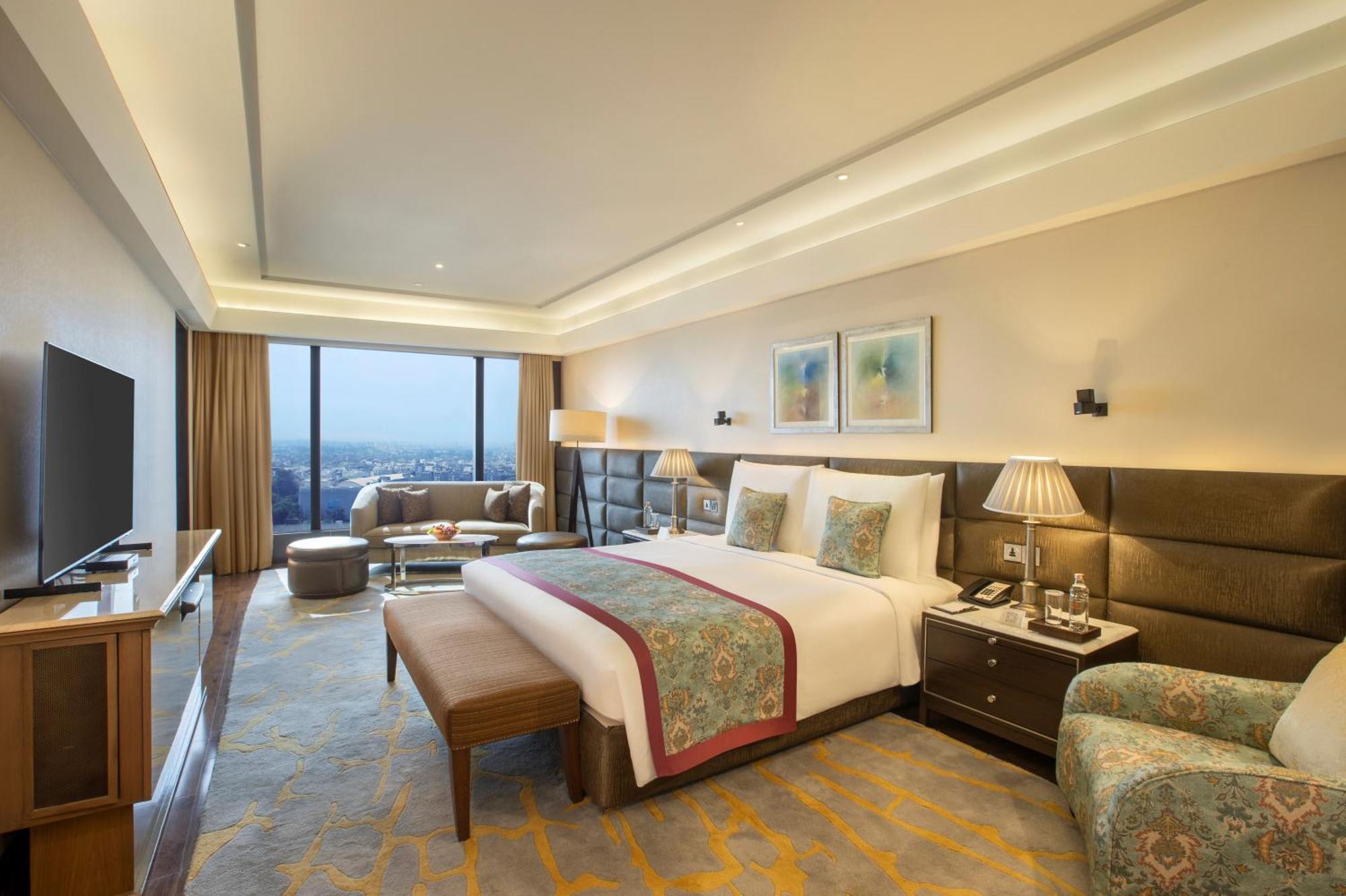 The Leela Ambience Convention Hotel Delhi Yeni Delhi Dış mekan fotoğraf A suite at the Taj Bengal