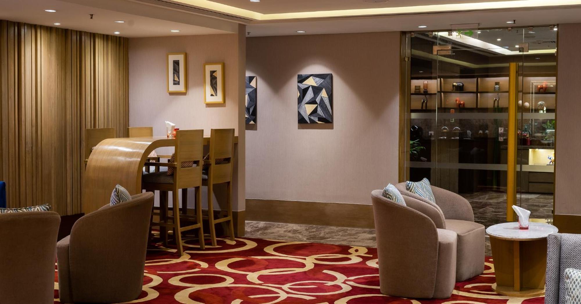 The Leela Ambience Convention Hotel Delhi Yeni Delhi Dış mekan fotoğraf The interior of the lounge