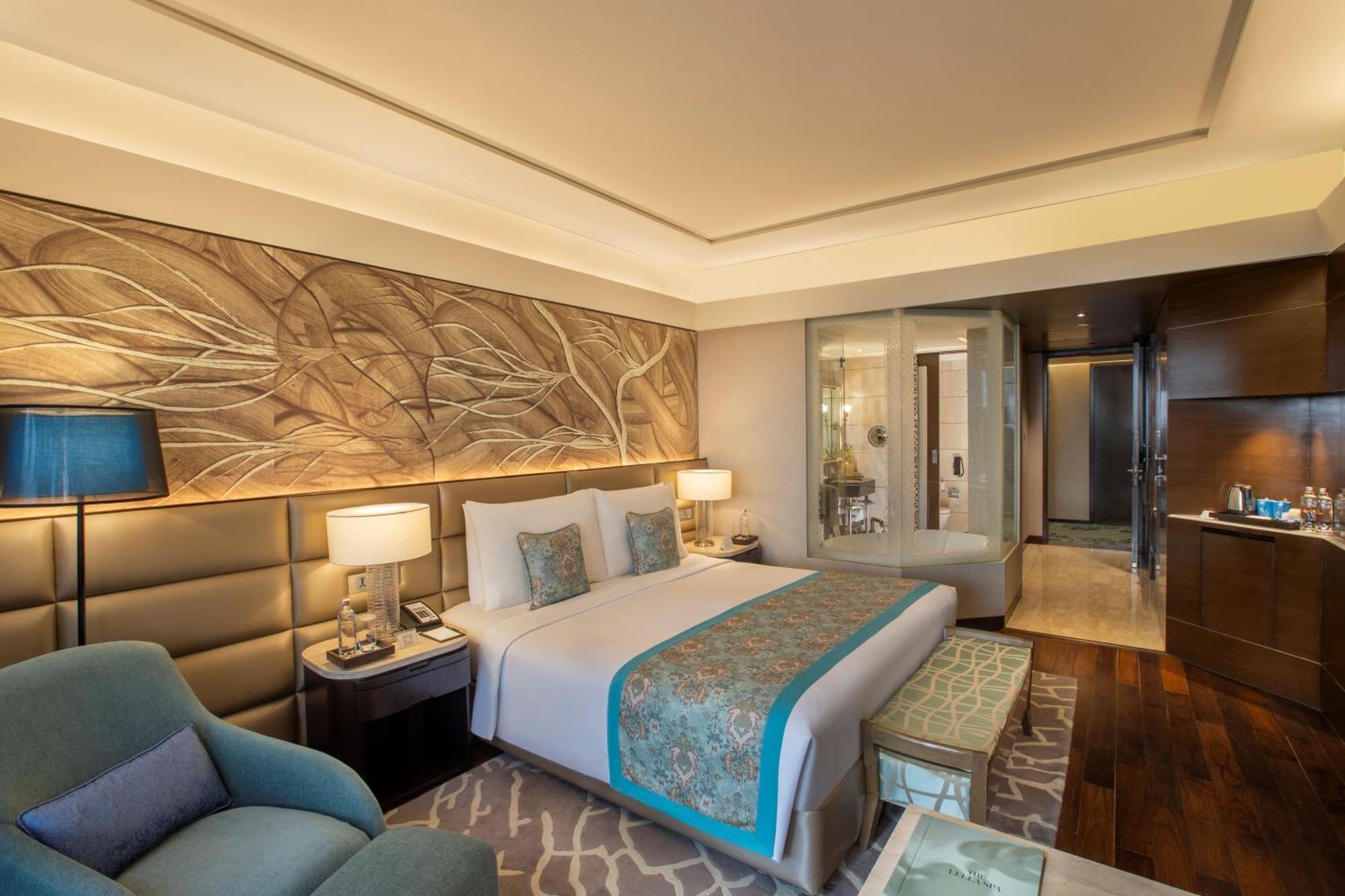 The Leela Ambience Convention Hotel Delhi Yeni Delhi Dış mekan fotoğraf Deluxe Room