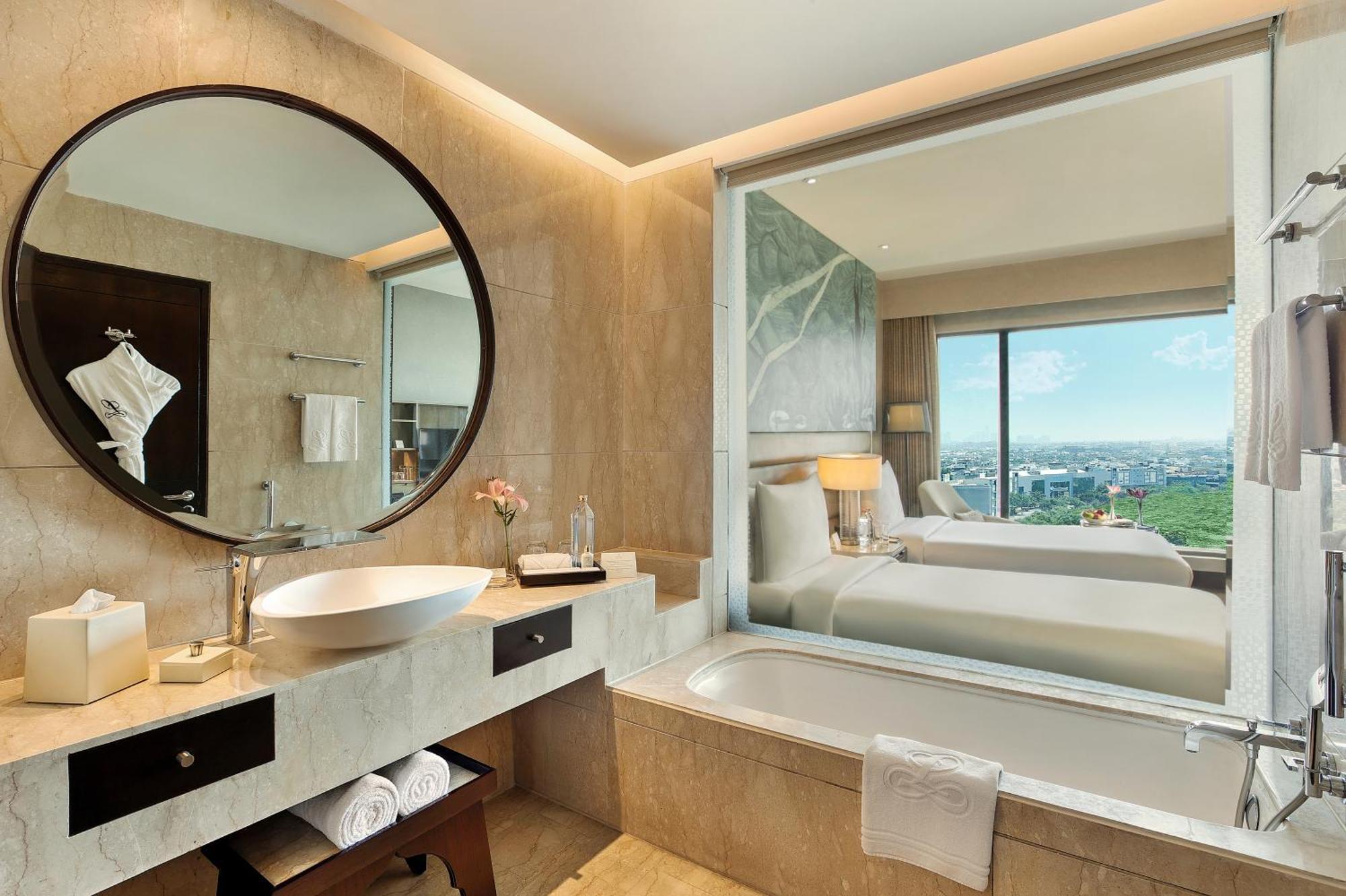The Leela Ambience Convention Hotel Delhi Yeni Delhi Dış mekan fotoğraf Bathroom
