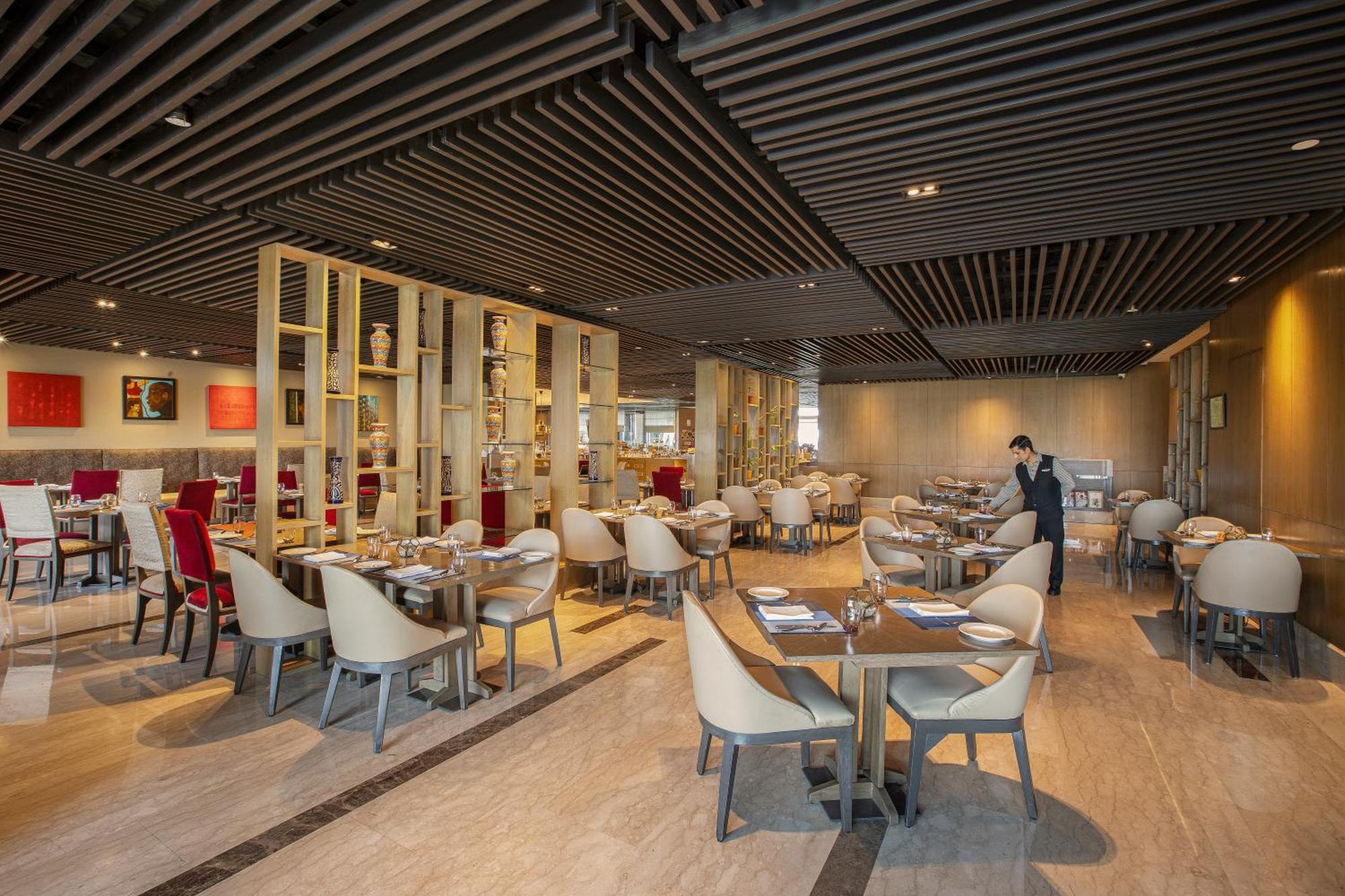 The Leela Ambience Convention Hotel Delhi Yeni Delhi Dış mekan fotoğraf The restaurant