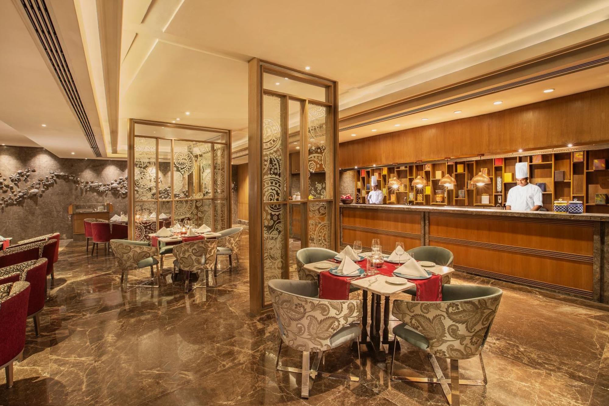 The Leela Ambience Convention Hotel Delhi Yeni Delhi Dış mekan fotoğraf The Bar