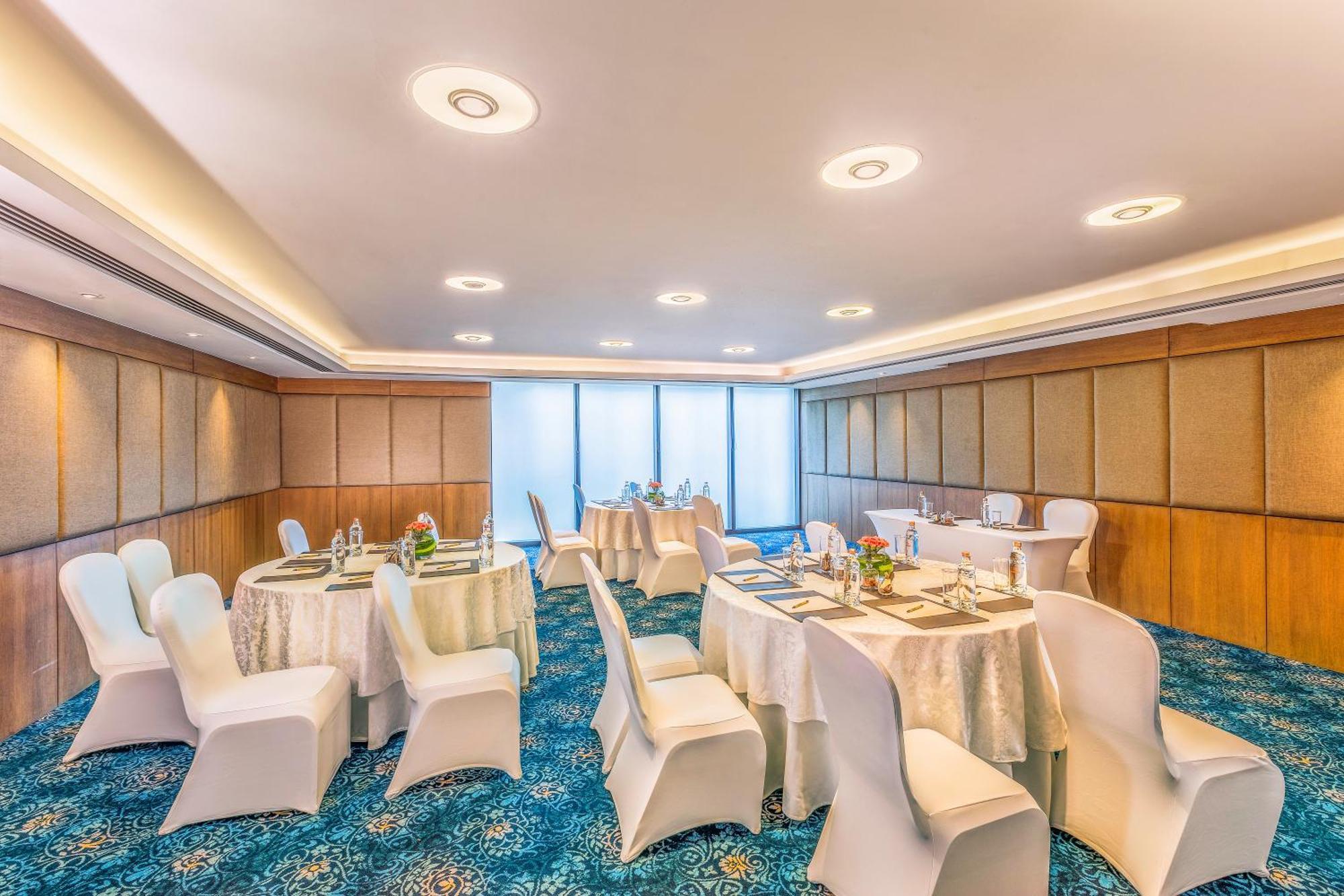 The Leela Ambience Convention Hotel Delhi Yeni Delhi Dış mekan fotoğraf Meeting room