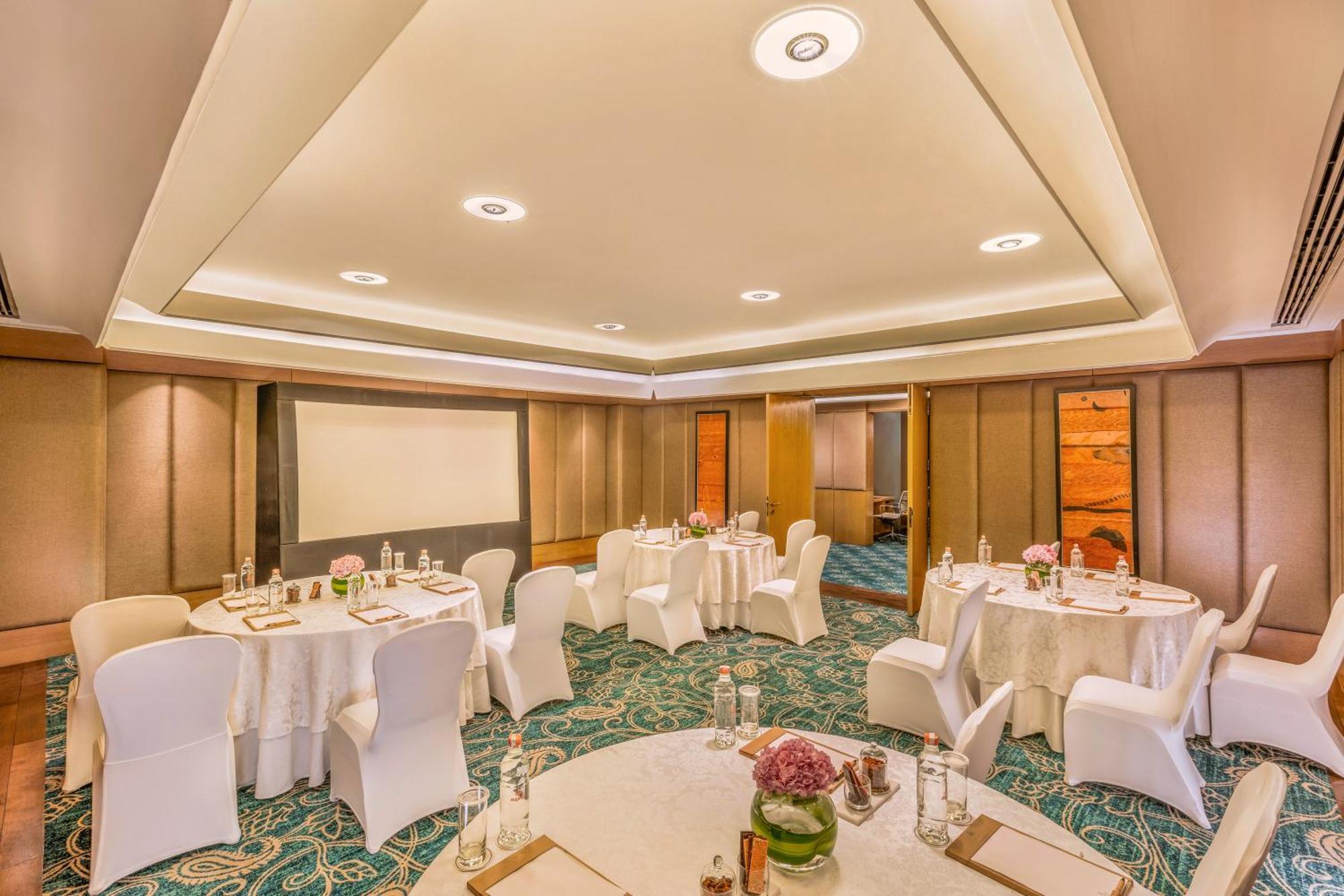 The Leela Ambience Convention Hotel Delhi Yeni Delhi Dış mekan fotoğraf The Royal