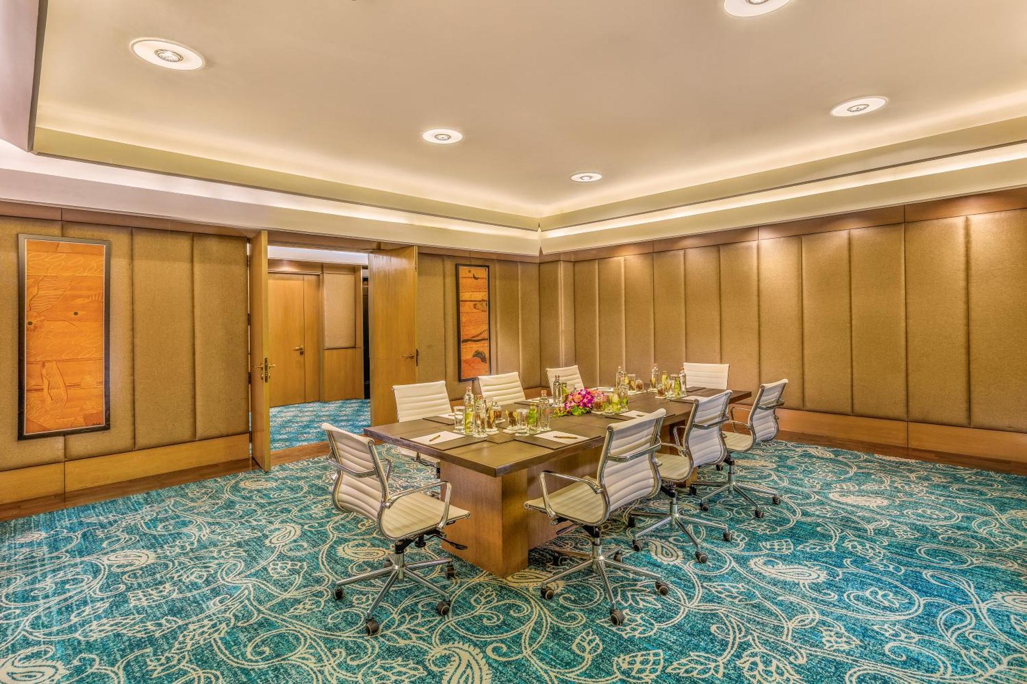 The Leela Ambience Convention Hotel Delhi Yeni Delhi Dış mekan fotoğraf Meeting room at the hotel