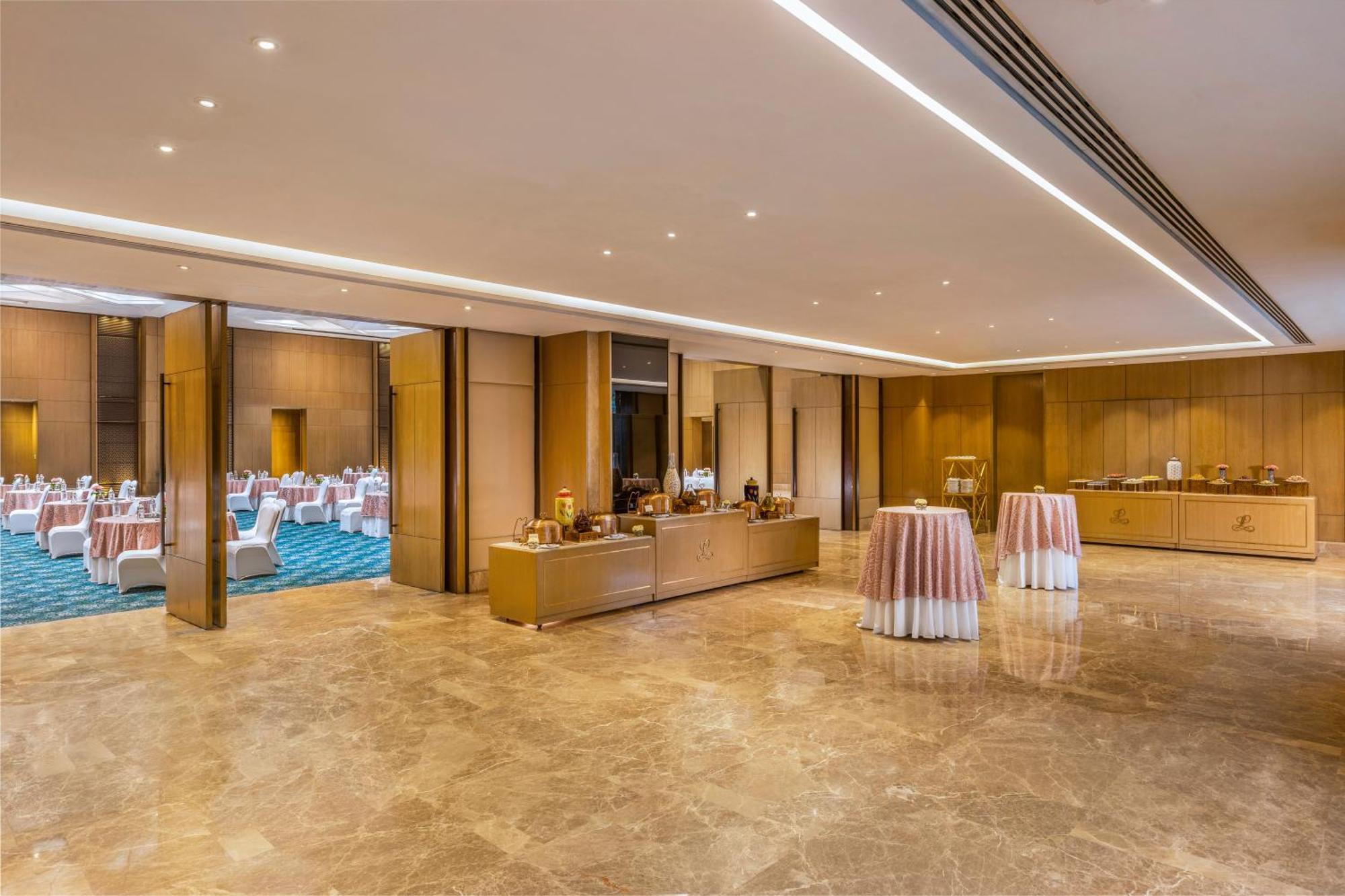 The Leela Ambience Convention Hotel Delhi Yeni Delhi Dış mekan fotoğraf The Grand Ballroom