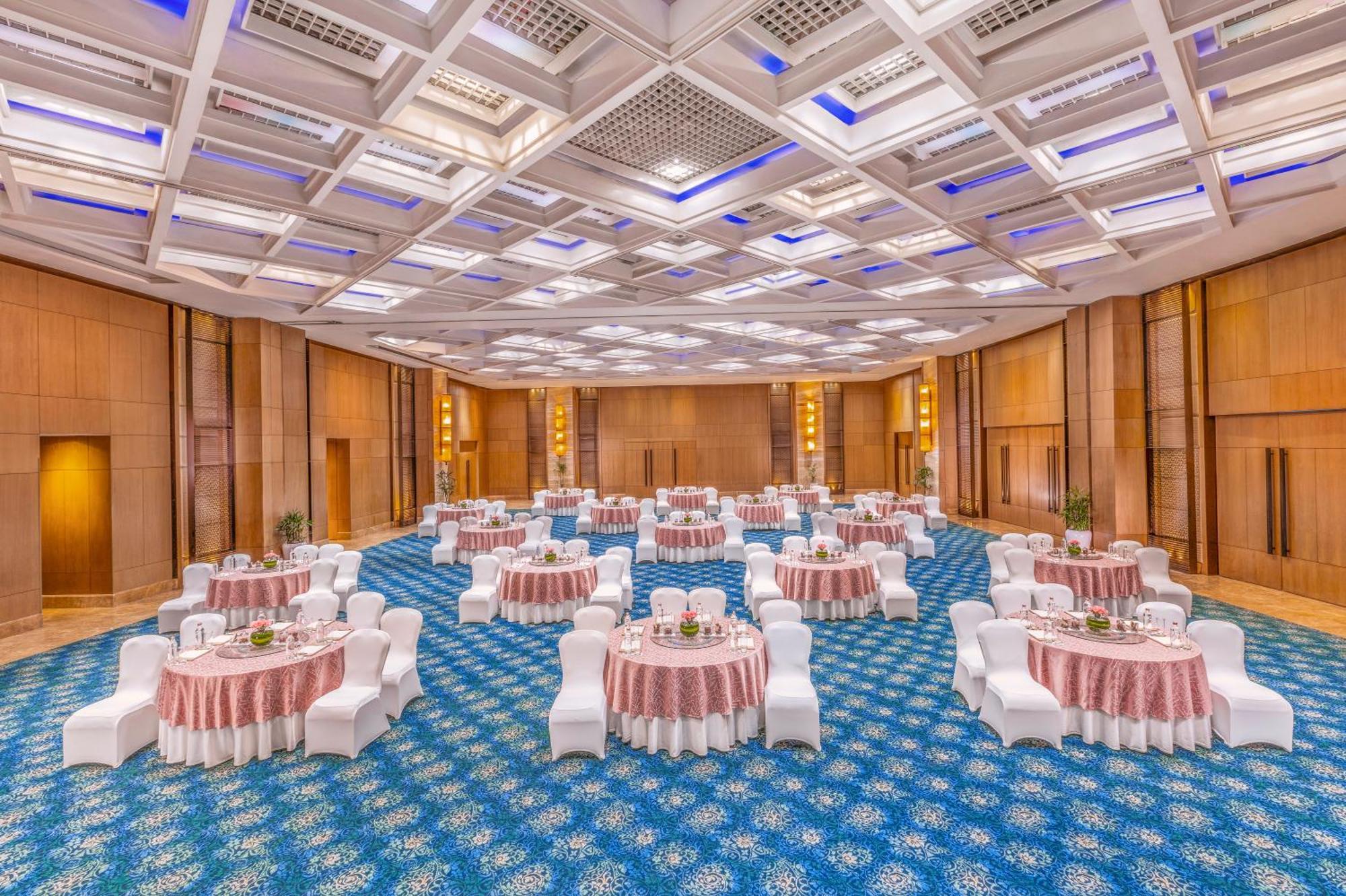 The Leela Ambience Convention Hotel Delhi Yeni Delhi Dış mekan fotoğraf The Grand Ballroom