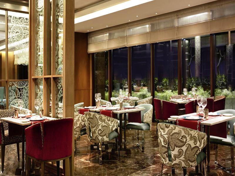 The Leela Ambience Convention Hotel Delhi Yeni Delhi Dış mekan fotoğraf The restaurant