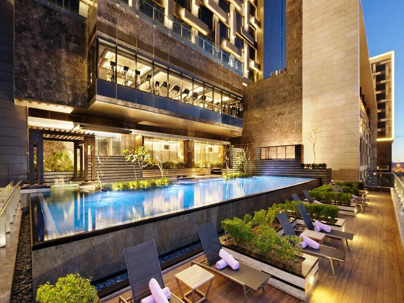 The Leela Ambience Convention Hotel Delhi Yeni Delhi Dış mekan fotoğraf The swimming pool at the hotel
