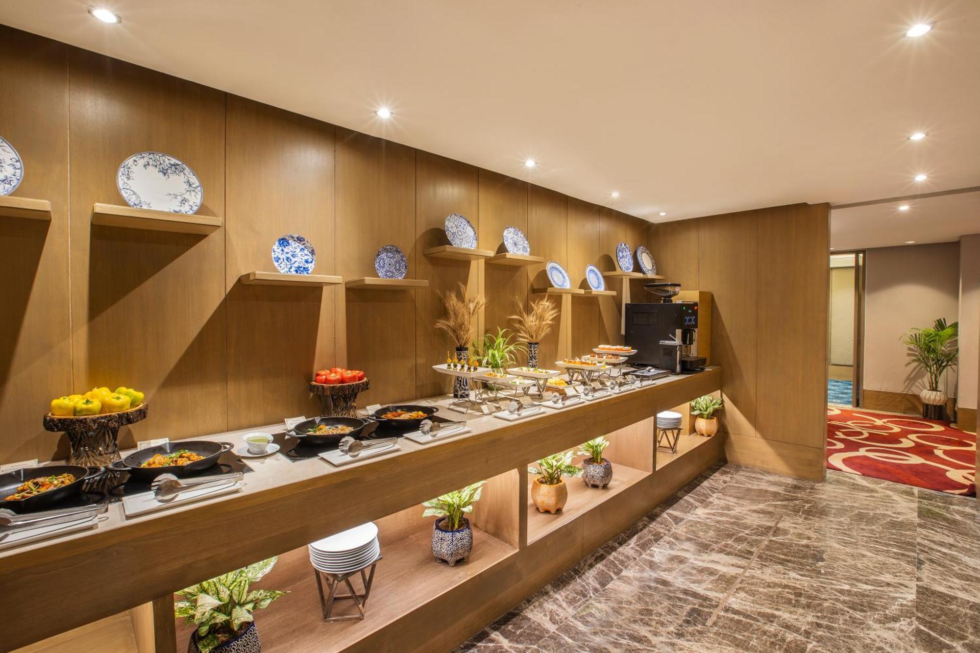 The Leela Ambience Convention Hotel Delhi Yeni Delhi Dış mekan fotoğraf The Club Lounge at the hotel