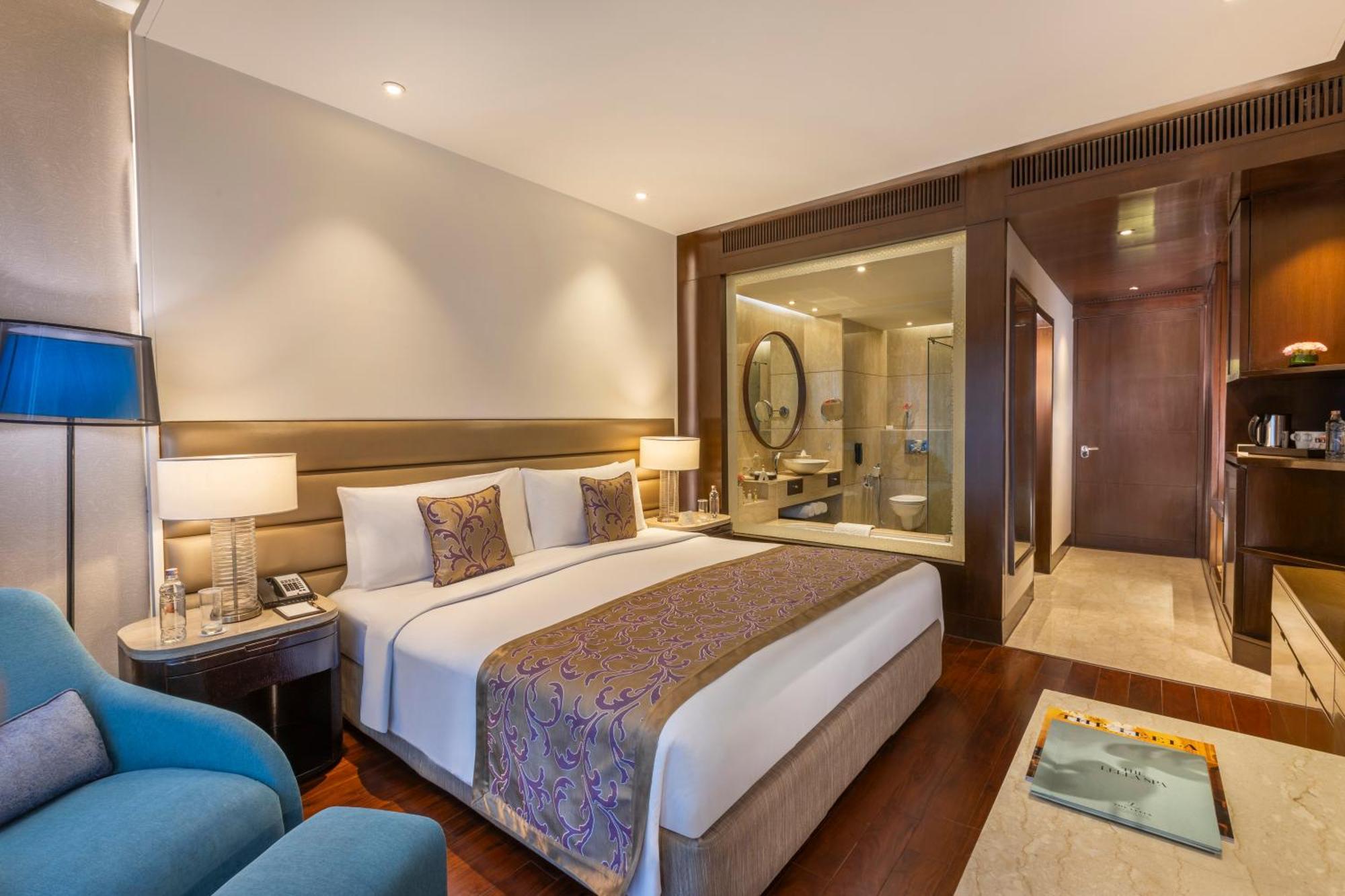 The Leela Ambience Convention Hotel Delhi Yeni Delhi Dış mekan fotoğraf A room at the Taj Bengal