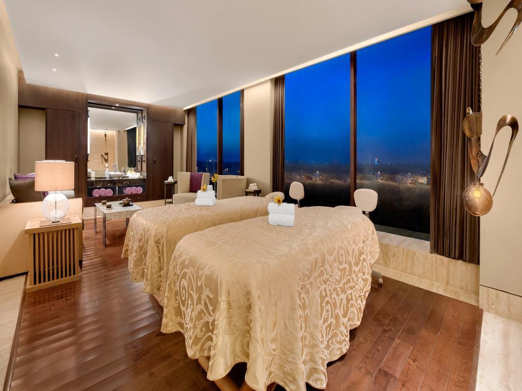 The Leela Ambience Convention Hotel Delhi Yeni Delhi Dış mekan fotoğraf The Spa at The Ritz-Carlton, Dubai