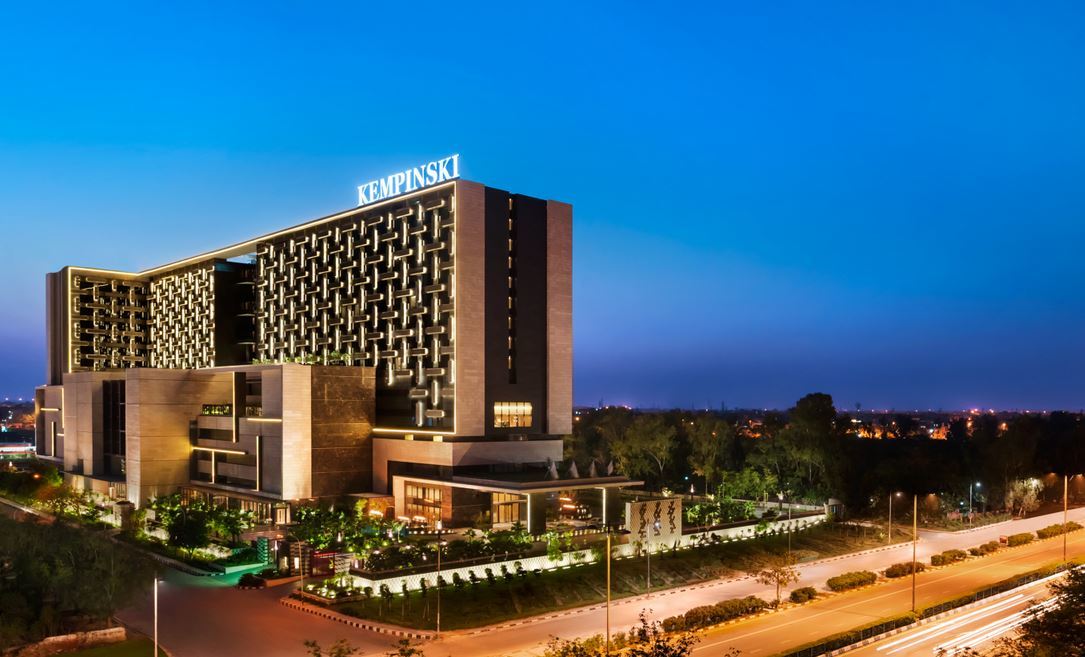 The Leela Ambience Convention Hotel Delhi Yeni Delhi Dış mekan fotoğraf The Kempinski Hotel, Islamabad