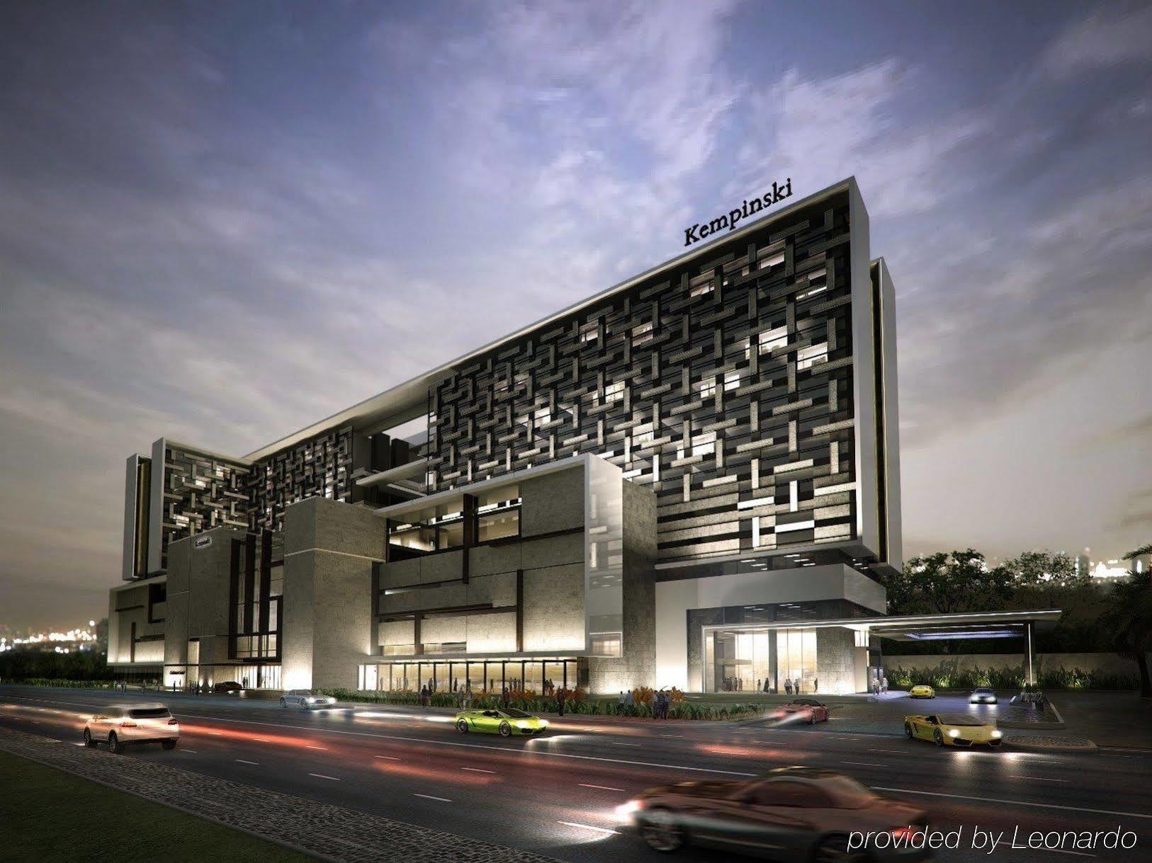 The Leela Ambience Convention Hotel Delhi Yeni Delhi Dış mekan fotoğraf The hotel in 2012
