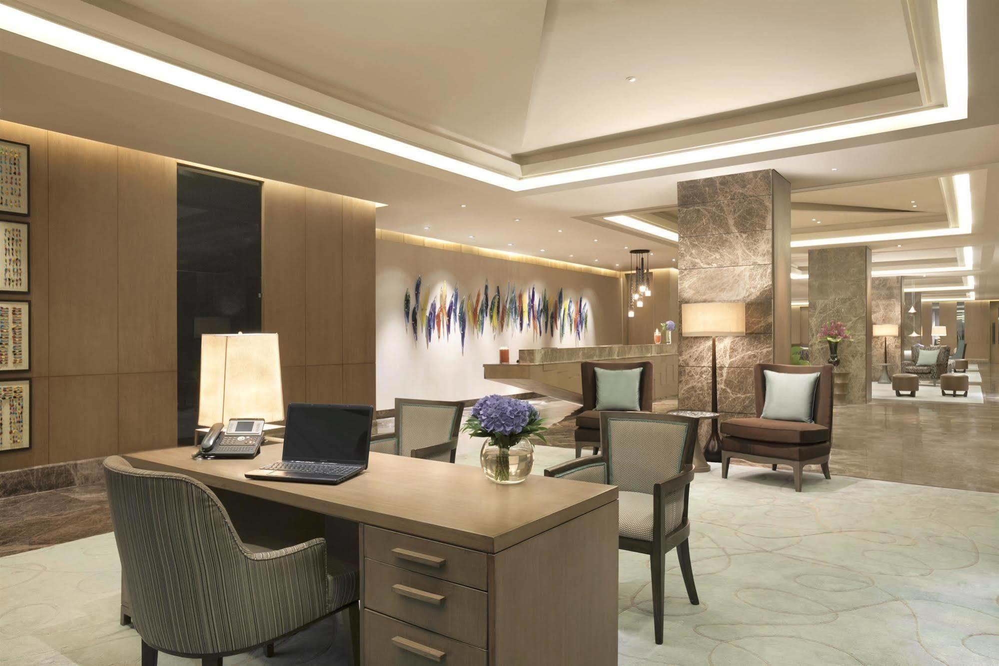The Leela Ambience Convention Hotel Delhi Yeni Delhi Dış mekan fotoğraf The Concierge