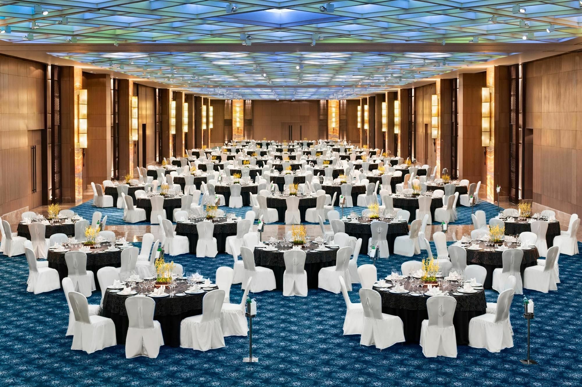 The Leela Ambience Convention Hotel Delhi Yeni Delhi Dış mekan fotoğraf The Grand Ballroom