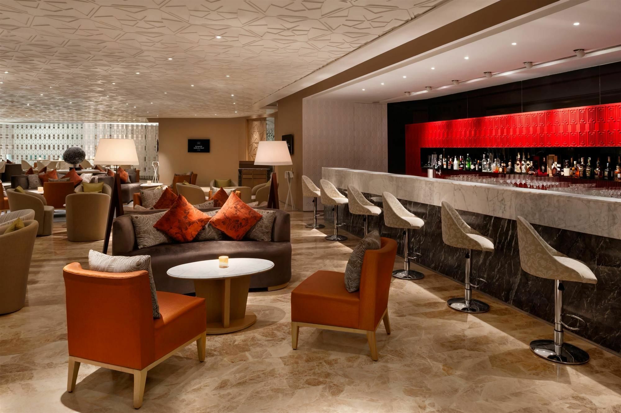 The Leela Ambience Convention Hotel Delhi Yeni Delhi Dış mekan fotoğraf The bar at the lounge